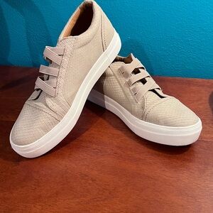 Report brand sneakers